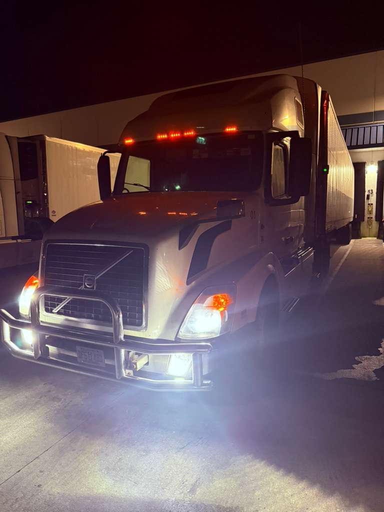 Commercial freight vehicle
